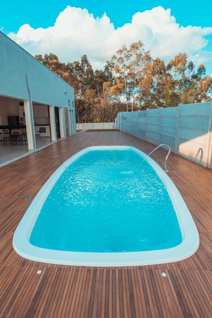 Piscina compacta e charmosa integrada à churrasqueira gourmet